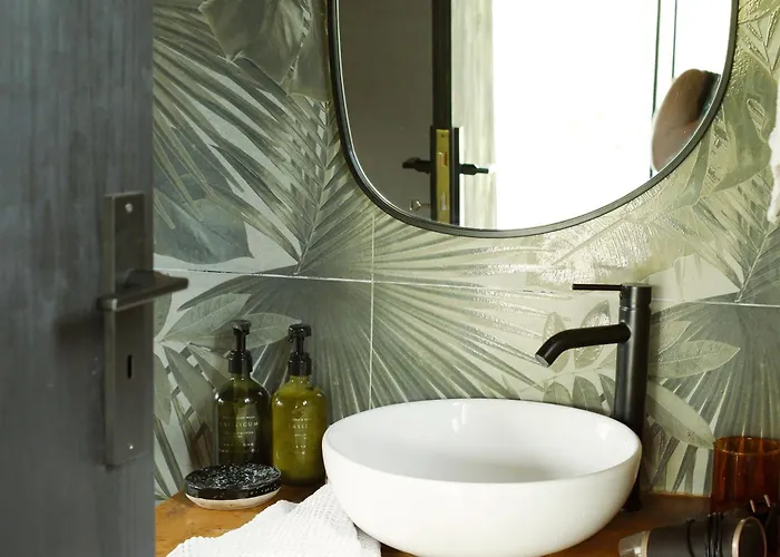 בית הארחה - Barn Nest 3*